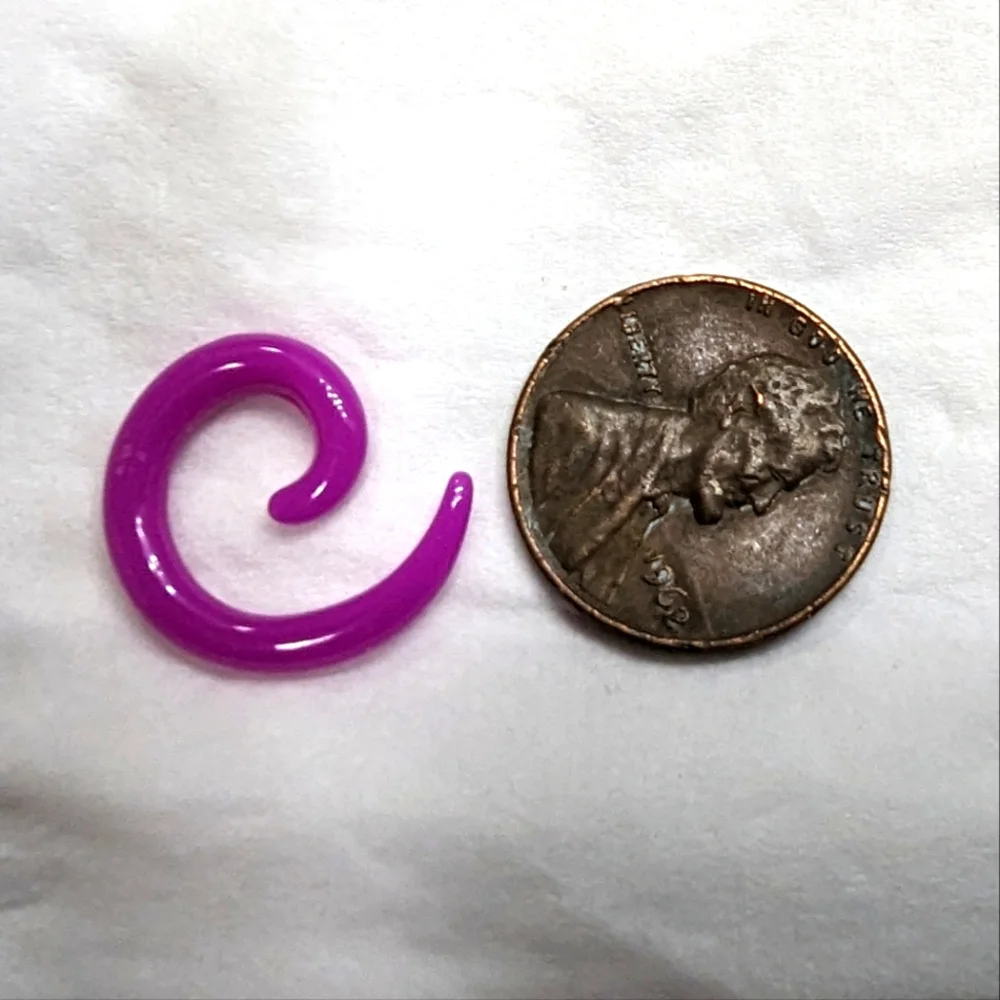 8g 1 pair of magenta spiral tapers 8(g) gauge earrings plastic material